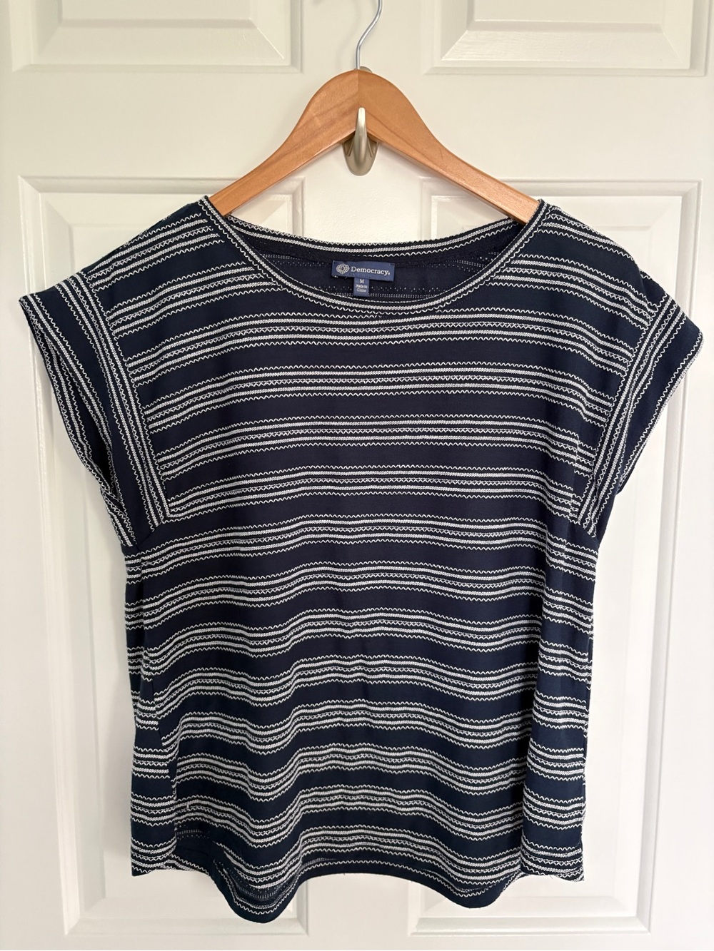 Democracy Women's Medium Navy Striped Short Sleeve Top - Picture 1 of 8